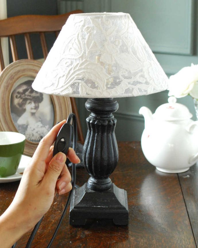 スタンドライト　照明・ライティング　フランスから届いたテーブルランプ、アンティーク風のおしゃれな照明(E17丸球付)。スイッチON！片手でカンタンに切り替えが出来るオン・オフのスイッチ付きです。(cf-1109)