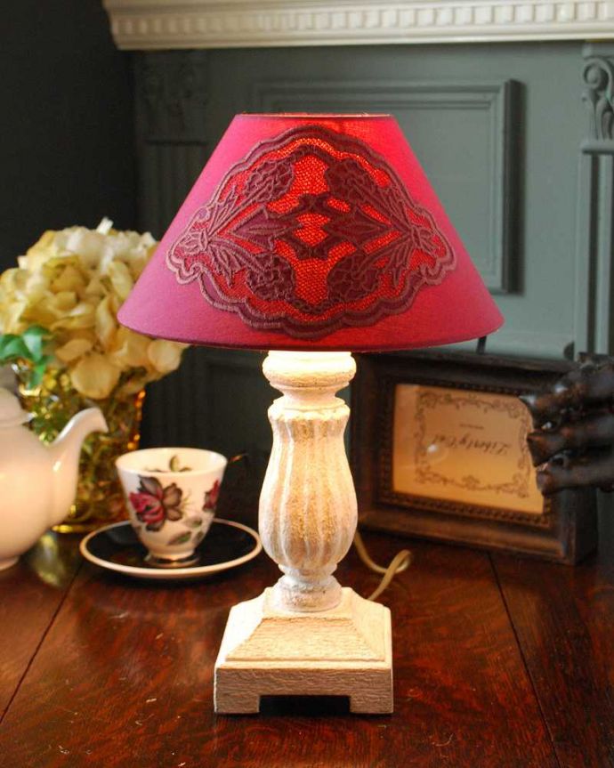 スタンドライト　照明・ライティング　レースのピンクシェードが女性らしい、フランスのテーブルランプ(E17丸球付)。テーブルやデスクの上、ベッドサイドなど、いろんな場所に置いてテーブルランプの優しい灯りを楽しんでみませんか？ふんわりと周りを灯してくれるあたたかい明かりが１日の疲れを癒してくれます。(cf-1111)