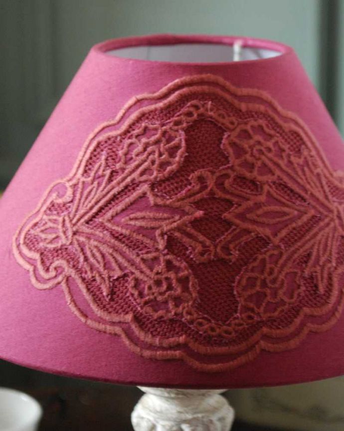 スタンドライト　照明・ライティング　レースのピンクシェードが女性らしい、フランスのテーブルランプ(E17丸球付)。ぬくもりある雰囲気の布シェード。(cf-1111)
