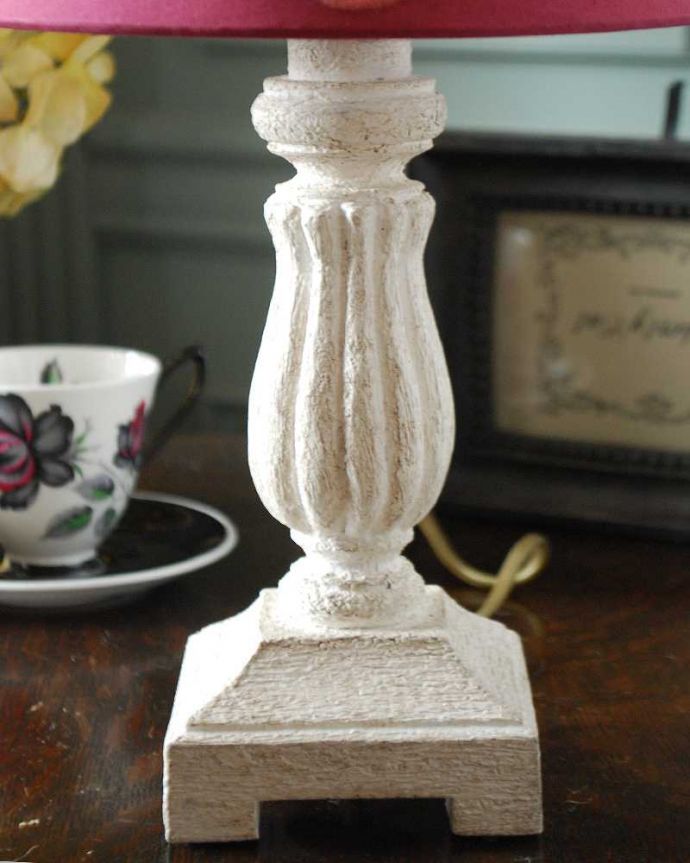 スタンドライト　照明・ライティング　レースのピンクシェードが女性らしい、フランスのテーブルランプ(E17丸球付)。フランスらしく女性らしい美しい彫りのスタンド部分。(cf-1111)