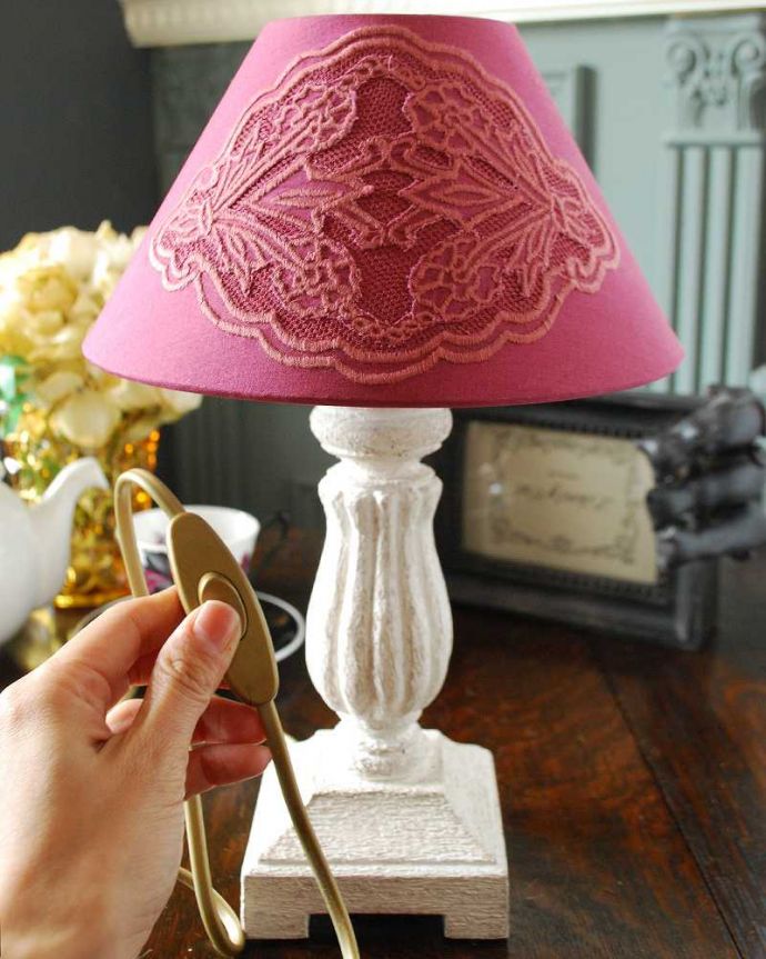 スタンドライト　照明・ライティング　レースのピンクシェードが女性らしい、フランスのテーブルランプ(E17丸球付)。片手でカンタンに切り替えが出来るオン・オフのスイッチ付きです。(cf-1111)