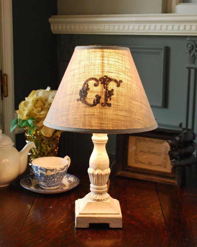 スタンドライト　照明・ライティング　ナチュラルテイストのお部屋にもよく似合うフランスのテーブルランプ(E17シャンデリア球付)。テーブルやデスクの上、ベッドサイドなど、いろんな場所に置いてテーブルランプの優しい灯りを楽しんでみませんか？ふんわりと周りを灯してくれるあたたかい明かりが１日の疲れを癒してくれます。(cf-1112)