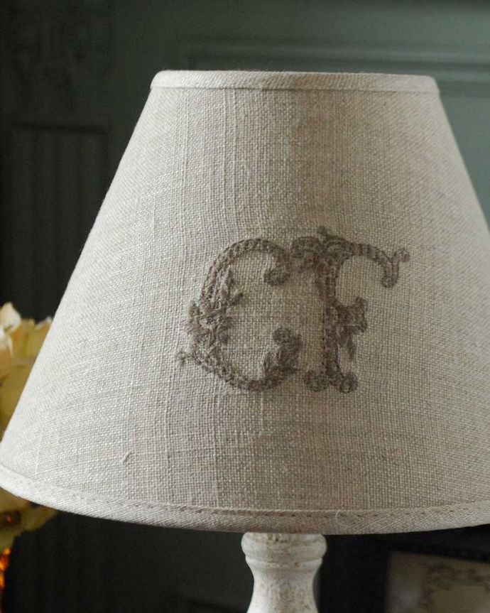 スタンドライト　照明・ライティング　ナチュラルテイストのお部屋にもよく似合うフランスのテーブルランプ(E17シャンデリア球付)。ぬくもりある雰囲気の布シェード。(cf-1112)