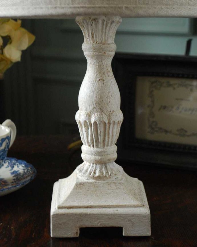 スタンドライト　照明・ライティング　ナチュラルテイストのお部屋にもよく似合うフランスのテーブルランプ(E17シャンデリア球付)。フランスらしく女性らしい美しい彫りのスタンド部分。(cf-1112)