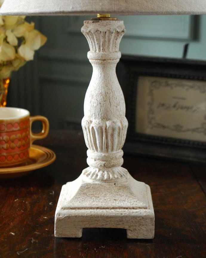 スタンドライト　照明・ライティング　シェードの刺繍が可愛い、ホワイトスタンドのフランスのテーブルランプ(E17丸球付)。フランスらしく女性らしい美しい彫りのスタンド部分。(cf-1113)