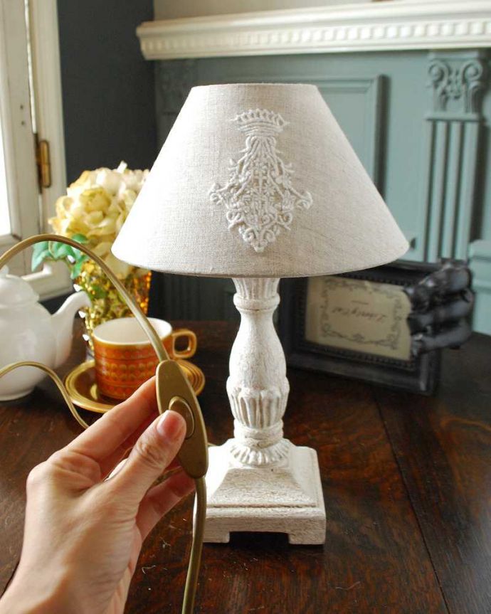 スタンドライト　照明・ライティング　シェードの刺繍が可愛い、ホワイトスタンドのフランスのテーブルランプ(E17丸球付)。片手でカンタンに切り替えが出来るオン・オフのスイッチ付きです。(cf-1113)