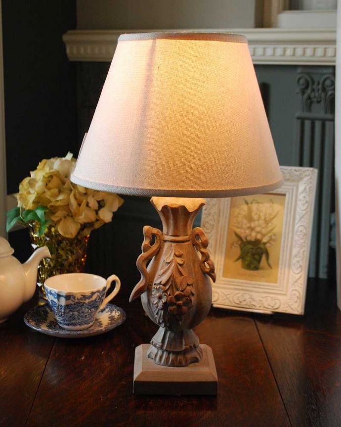 スタンドライト 照明・ライティング ナチュラルカラーのシェード×彫がキレイなスタンドを合わせたテーブルランプ(E17シャンデリア球付)。テーブルやデスクの上、ベッドサイドなど、いろんな場所に置いてテーブルランプの優しい灯りを楽しんでみませんか?ふんわりと周りを灯してくれるあたたかい明かりが1日の疲れを癒してくれます。(cf-1114)