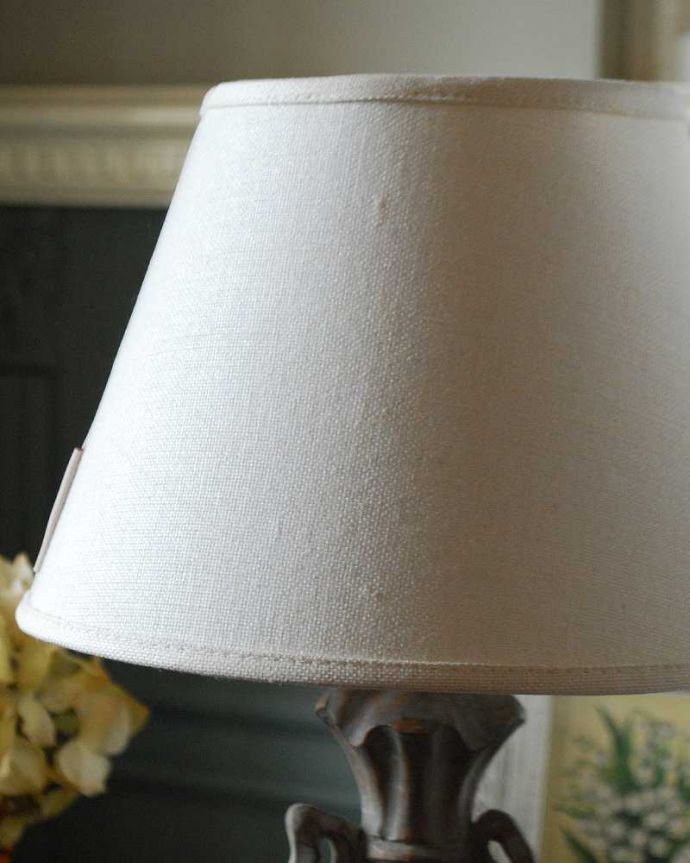 スタンドライト 照明・ライティング ナチュラルカラーのシェード×彫がキレイなスタンドを合わせたテーブルランプ(E17シャンデリア球付)。ぬくもりある雰囲気の布シェード。(cf-1114)