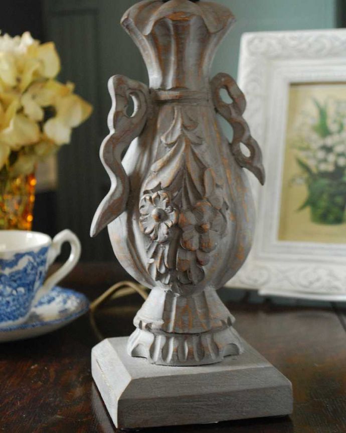 スタンドライト 照明・ライティング ナチュラルカラーのシェード×彫がキレイなスタンドを合わせたテーブルランプ(E17シャンデリア球付)。フランスらしく女性らしい美しい彫りのスタンド部分。(cf-1114)