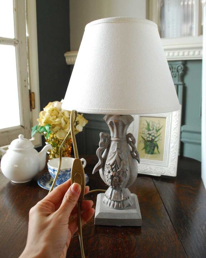 スタンドライト 照明・ライティング ナチュラルカラーのシェード×彫がキレイなスタンドを合わせたテーブルランプ(E17シャンデリア球付)。片手でカンタンに切り替えが出来るオン・オフのスイッチ付きです。(cf-1114)