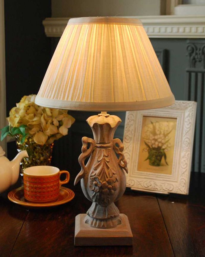 スタンドライト　照明・ライティング　プリーツのシェード×彫がキレイなスタンドを合わせたテーブルランプ(E17丸球付)。テーブルやデスクの上、ベッドサイドなど、いろんな場所に置いてテーブルランプの優しい灯りを楽しんでみませんか？ふんわりと周りを灯してくれるあたたかい明かりが１日の疲れを癒してくれます。(cf-1115)