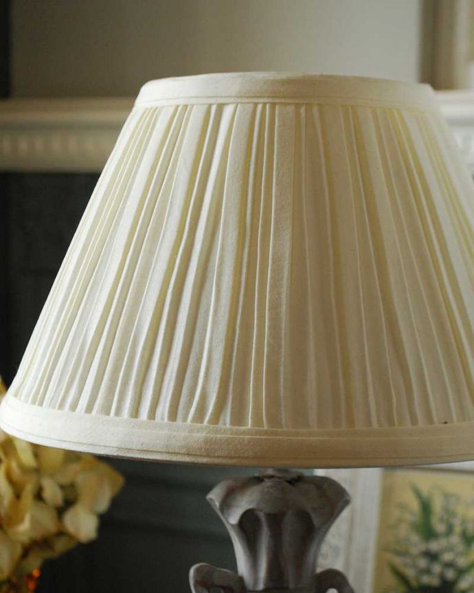 スタンドライト　照明・ライティング　プリーツのシェード×彫がキレイなスタンドを合わせたテーブルランプ(E17丸球付)。ぬくもりある雰囲気の布シェード。(cf-1115)