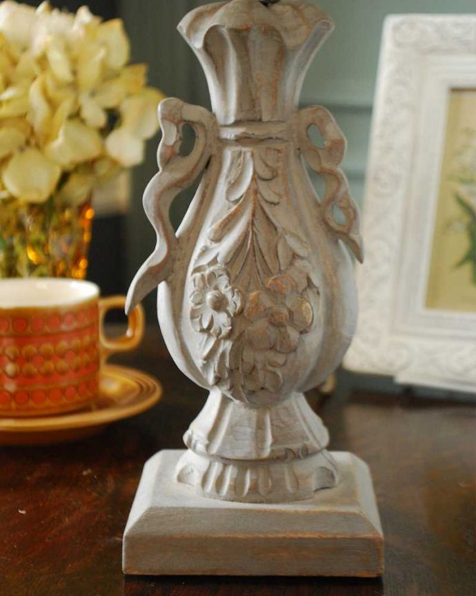 スタンドライト　照明・ライティング　プリーツのシェード×彫がキレイなスタンドを合わせたテーブルランプ(E17丸球付)。フランスらしく女性らしい美しい彫りのスタンド部分。(cf-1115)