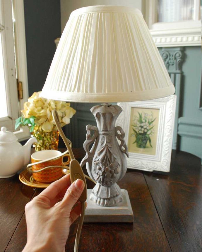 スタンドライト　照明・ライティング　プリーツのシェード×彫がキレイなスタンドを合わせたテーブルランプ(E17丸球付)。片手でカンタンに切り替えが出来るオン・オフのスイッチ付きです。(cf-1115)