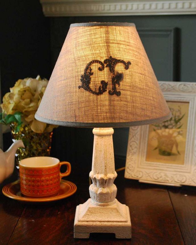 スタンドライト　照明・ライティング　お洒落なホワイトペイント、フランスのテーブルランプ(E17シャンデリア球付)。テーブルやデスクの上、ベッドサイドなど、いろんな場所に置いてテーブルランプの優しい灯りを楽しんでみませんか？ふんわりと周りを灯してくれるあたたかい明かりが１日の疲れを癒してくれます。(cf-1116)