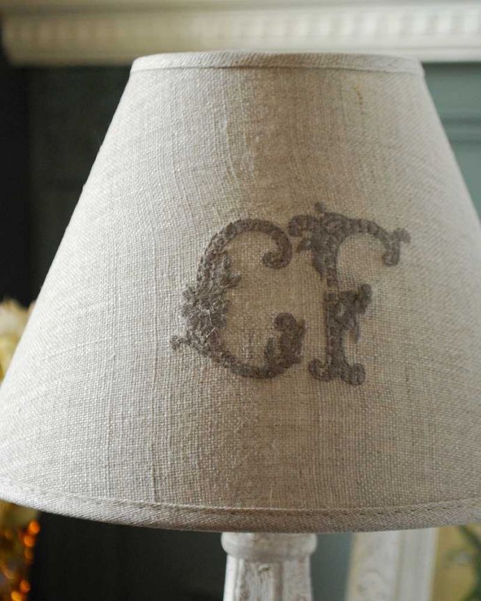 スタンドライト　照明・ライティング　お洒落なホワイトペイント、フランスのテーブルランプ(E17シャンデリア球付)。ぬくもりある雰囲気の布シェード。(cf-1116)