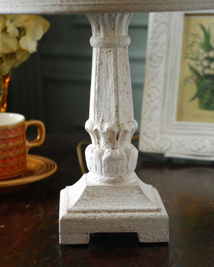 スタンドライト　照明・ライティング　お洒落なホワイトペイント、フランスのテーブルランプ(E17シャンデリア球付)。フランスらしく女性らしい美しい彫りのスタンド部分。(cf-1116)