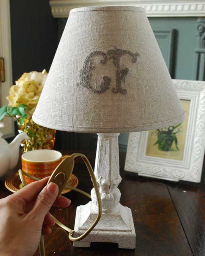 スタンドライト　照明・ライティング　お洒落なホワイトペイント、フランスのテーブルランプ(E17シャンデリア球付)。片手でカンタンに切り替えが出来るオン・オフのスイッチ付きです。(cf-1116)