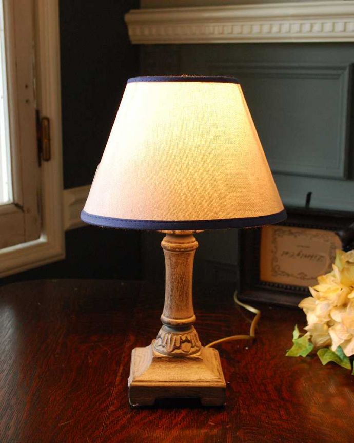 スタンドライト 照明・ライティング シックなグレー×フレンチデザイン、お洒落なテーブルランプ(E17丸球付)。テーブルやデスクの上、ベッドサイドなど、いろんな場所に置いてテーブルランプの優しい灯りを楽しんでみませんか?ふんわりと周りを灯してくれるあたたかい明かりが1日の疲れを癒してくれます。(cf-1117)