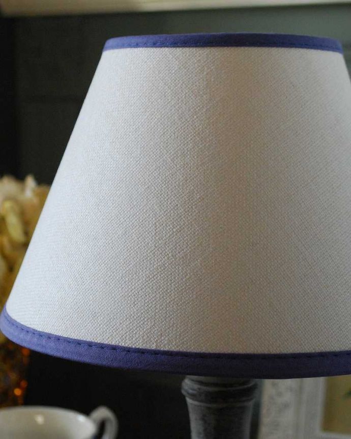 スタンドライト 照明・ライティング シックなグレー×フレンチデザイン、お洒落なテーブルランプ(E17丸球付)。ぬくもりある雰囲気の布シェード。(cf-1117)