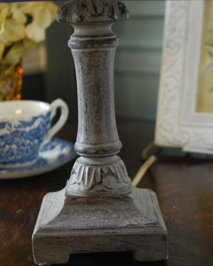 スタンドライト 照明・ライティング シックなグレー×フレンチデザイン、お洒落なテーブルランプ(E17丸球付)。フランスらしく女性らしい美しい彫りのスタンド部分。(cf-1117)