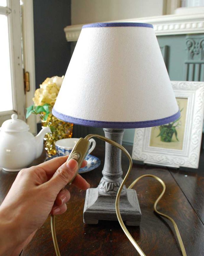 スタンドライト 照明・ライティング シックなグレー×フレンチデザイン、お洒落なテーブルランプ(E17丸球付)。片手でカンタンに切り替えが出来るオン・オフのスイッチ付きです。(cf-1117)