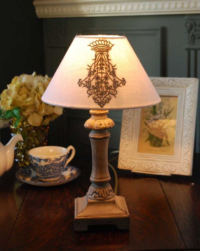 スタンドライト　照明・ライティング　シェードの刺繍が可愛い、グレースタンドのフランスのテーブルランプ(E17丸球付)。ステキな夜の時間を作ってくれますテーブルやデスクの上、ベッドサイドなど、いろんな場所に置いてテーブルランプの優しい灯りを楽しんでみませんか？ふんわりと周りを灯してくれるあたたかい明かりが１日の疲れを癒してくれます。(cf-1118)