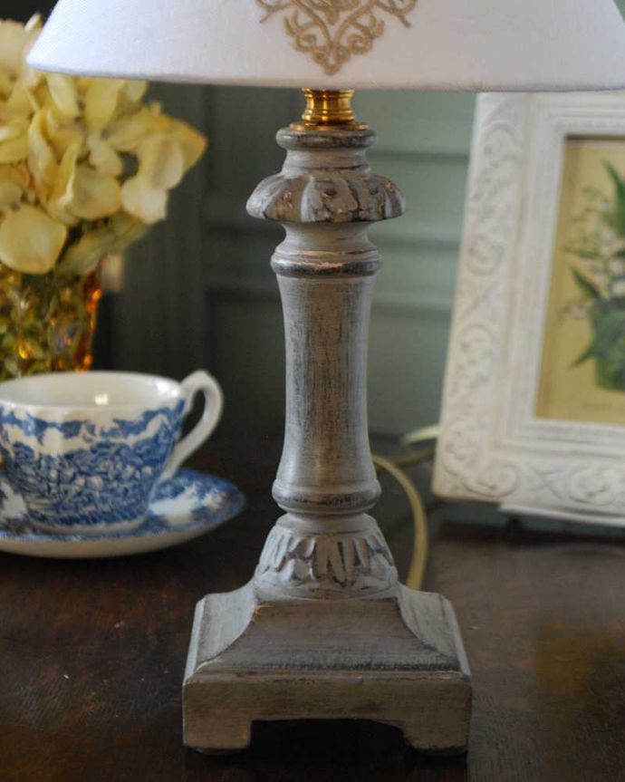 スタンドライト　照明・ライティング　シェードの刺繍が可愛い、グレースタンドのフランスのテーブルランプ(E17丸球付)。女性らしい美しい彫りのスタンド部分。(cf-1118)