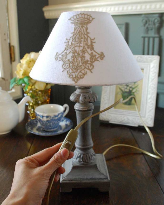 スタンドライト　照明・ライティング　シェードの刺繍が可愛い、グレースタンドのフランスのテーブルランプ(E17丸球付)。スイッチON！あっという間に周りを優しい癒しの灯りが包み込んでくれます。(cf-1118)
