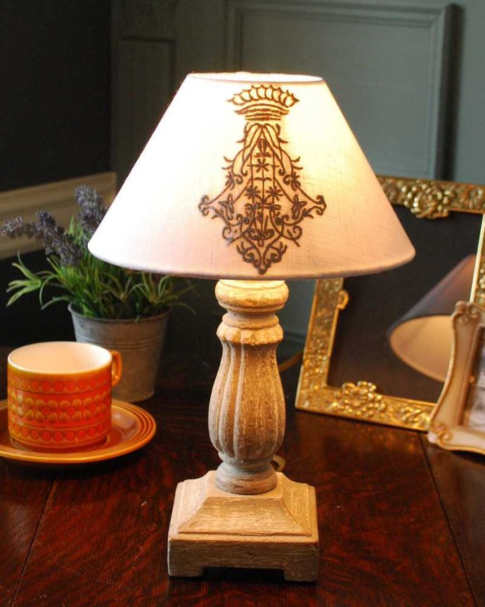 スタンドライト　照明・ライティング　シェードの刺繍が可愛い、フランスのテーブルランプ(E17丸球付)。テーブルやデスクの上、ベッドサイドなど、いろんな場所に置いてテーブルランプの優しい灯りを楽しんでみませんか？ふんわりと周りを灯してくれるあたたかい明かりが１日の疲れを癒してくれます。(cf-1119)