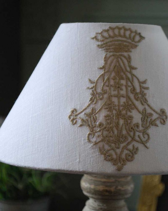 スタンドライト　照明・ライティング　シェードの刺繍が可愛い、フランスのテーブルランプ(E17丸球付)。ぬくもりある雰囲気の布シェード。(cf-1119)