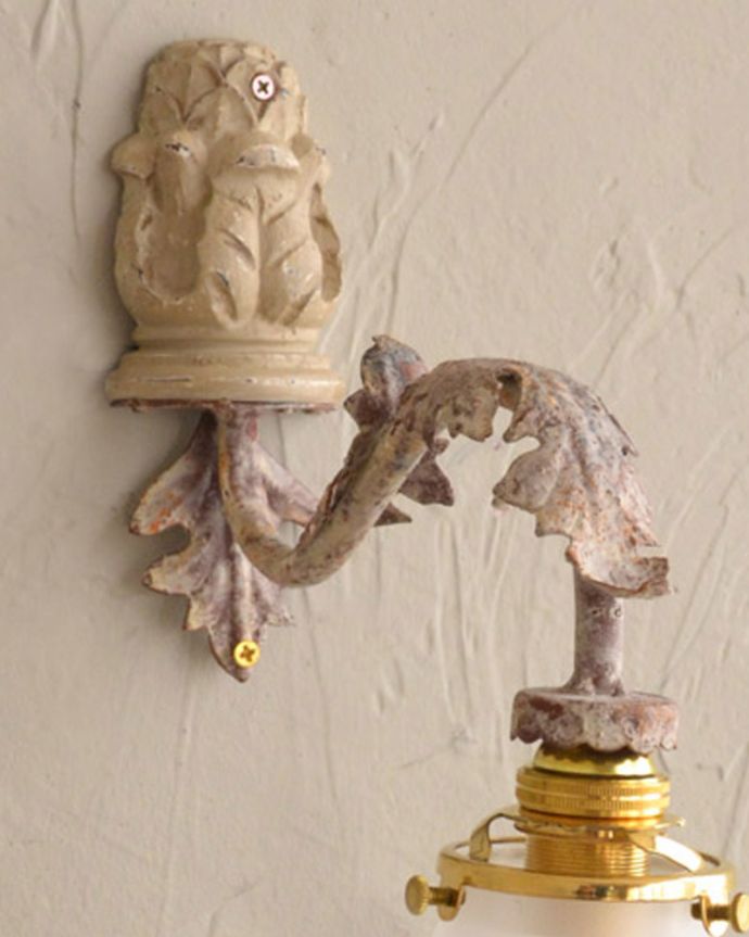 壁付けブラケット　照明・ライティング　フランスからの輸入照明、お洒落なウォールブラケット(E17シャンデリア球付き)。アーム部分がリーフデザインになっています。(cf-1122)