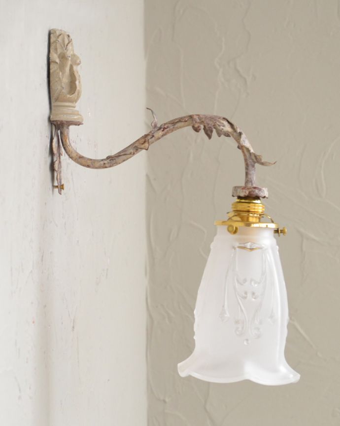 壁付けブラケット　照明・ライティング　フランスからの輸入照明、お洒落なウォールブラケット(E17シャンデリア球付き)。横から見ると、こんな感じ。(cf-1122)