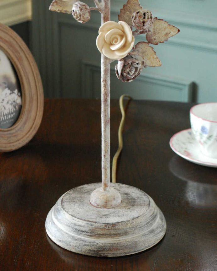 スタンドライト　照明・ライティング　薔薇が美しいフランスのテーブルランプ(E17シャンデリア球付) 。。(cf-1125)