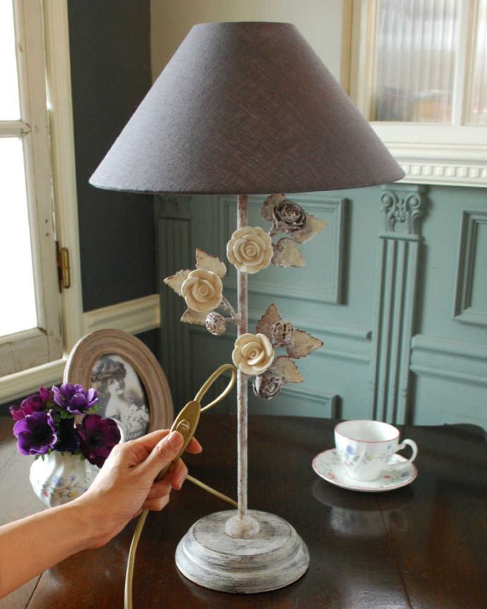 スタンドライト　照明・ライティング　薔薇が美しいフランスのテーブルランプ(E17シャンデリア球付) 。。(cf-1125)