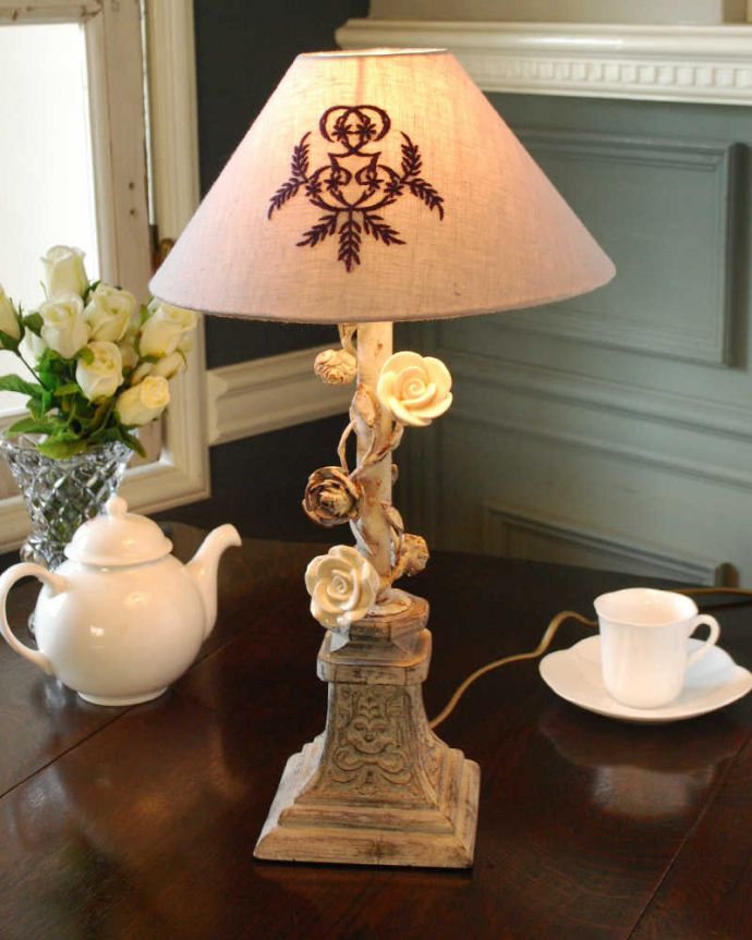 スタンドライト 照明・ライティング フレンチシャビー×薔薇がエレガントなフランスのテーブルランプ(E17球付)(lamp champetre)。ステキな夜の時間を作ってくれますテーブルやデスクの上、ベッドサイドなど、いろんな場所に置いてテーブルランプの優しい灯りを楽しんでみませんか?ふんわりと周りを灯してくれるあたたかい明かりが1日の疲れを癒してくれます。(cf-1126)