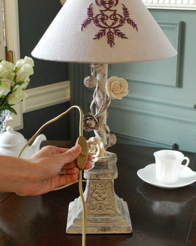 スタンドライト 照明・ライティング フレンチシャビー×薔薇がエレガントなフランスのテーブルランプ(E17球付)(lamp champetre)。スイッチON!あっという間に周りを優しい癒しの灯りが包み込んでくれます。(cf-1126)