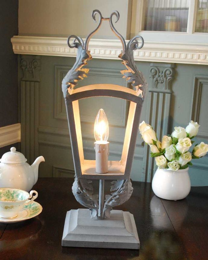 スタンドライト　照明・ライティング　フランスからやってきたランタンのモチーフの可愛いテーブルランプ（Ｅ14シャンデリア球1個付）。。(cf-1128)