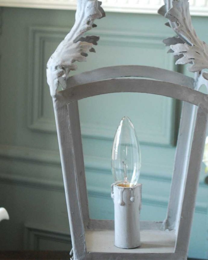 スタンドライト　照明・ライティング　フランスからやってきたランタンのモチーフの可愛いテーブルランプ（Ｅ14シャンデリア球1個付）。。(cf-1128)