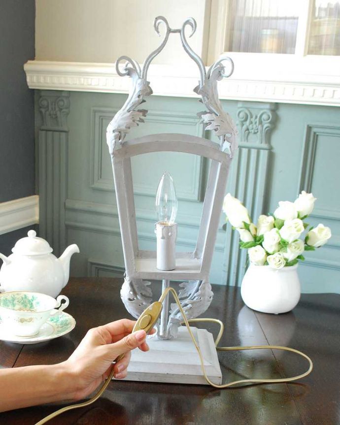 スタンドライト　照明・ライティング　フランスからやってきたランタンのモチーフの可愛いテーブルランプ（Ｅ14シャンデリア球1個付）。。(cf-1128)