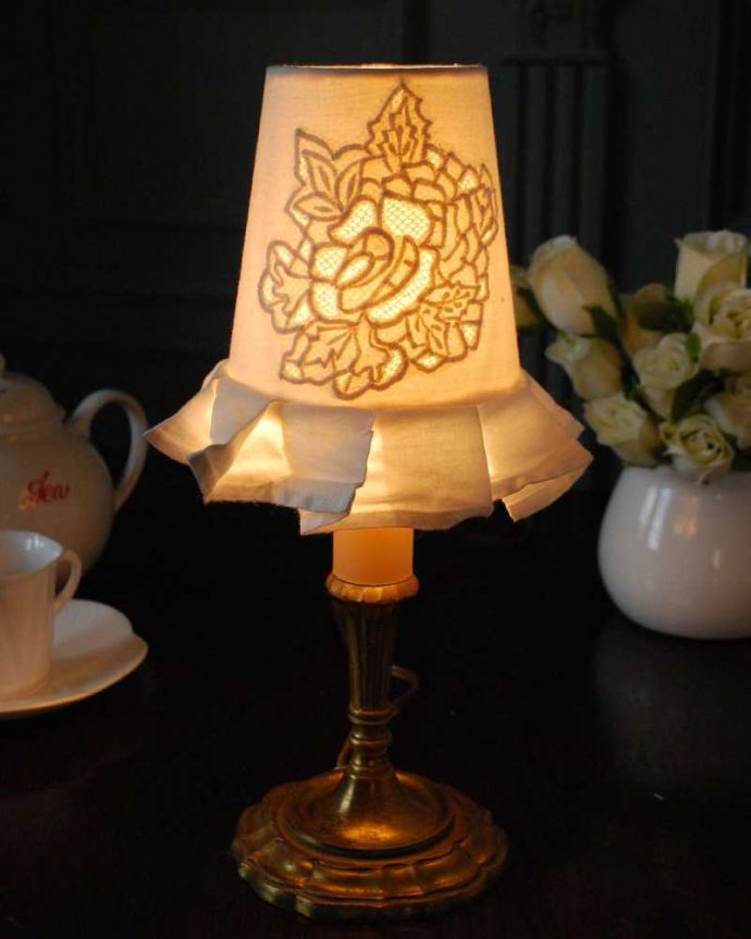 シャンデリア球のシェード　照明・ライティング　点灯するとお花のレースが浮かび上がる素敵なフランスの布シェード （コクシグル） 。被せるだけで柔らかな灯り使い方は、電球に被せるだけ。(cf-1134)