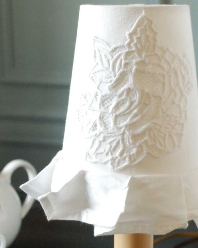 シャンデリア球のシェード　照明・ライティング　点灯するとお花のレースが浮かび上がる素敵なフランスの布シェード （コクシグル） 。フランスらしいオシャレなデザイン小さくても、フランスらしい女性心をくすぐるデザインはは、とってもオシャレ。(cf-1134)