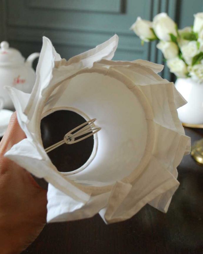 シャンデリア球のシェード　照明・ライティング　点灯するとお花のレースが浮かび上がる素敵なフランスの布シェード （コクシグル） 。クリップタイプです電球にはめ込んで固定するだけ。(cf-1134)