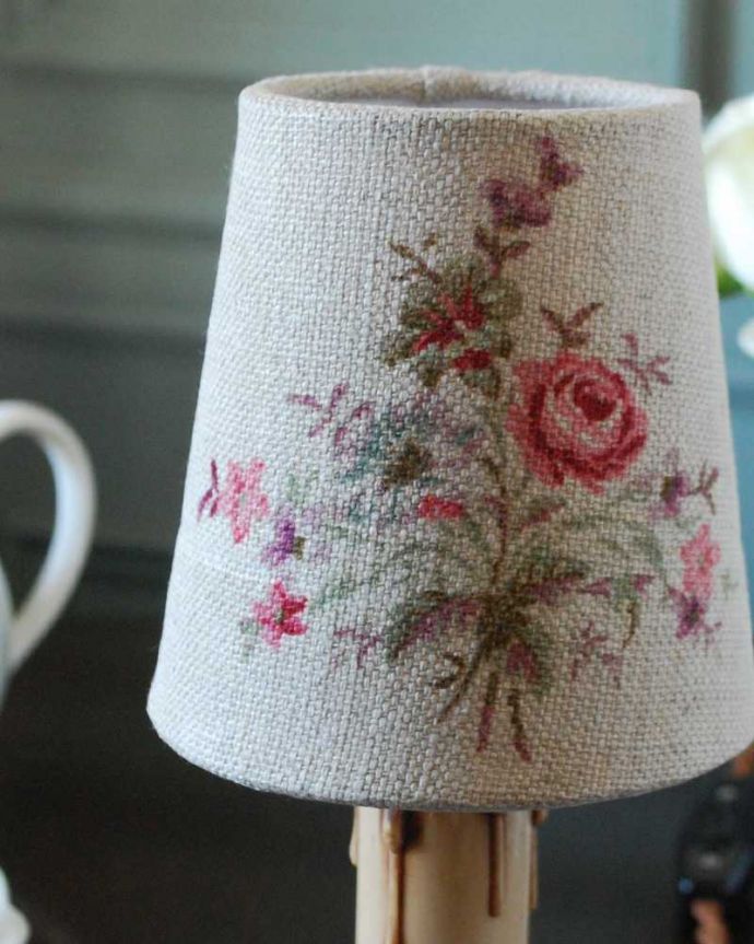 シャンデリア球のシェード　照明・ライティング　電球に被せるだけでグーンとお洒落になるフラワーブーケが可愛いフランスの布シェード （コクシグル） 。フランスらしいオシャレなデザイン小さくても、フランスらしい女性心をくすぐるデザインはは、とってもオシャレ。(cf-1135)