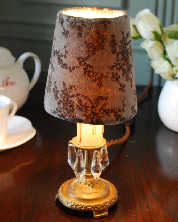 シャンデリア球のシェード　照明・ライティング　リボンとお花の柄が可愛い落ち着いた色のフランスの布シェード （コクシグル）。被せるだけで柔らかな灯り使い方は、電球に被せるだけ。(cf-1136)