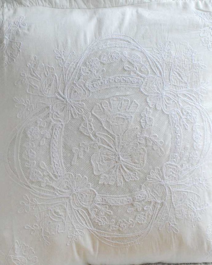 ファブリック(布)雑貨 インテリア雑貨 フランスらしい優雅なレースのクッション(コクシグル)。フランスらしい優雅なレース女性心をくすぐる優雅なデザインのレースは、さすがフランスらしいデザイン。(cf-1143)