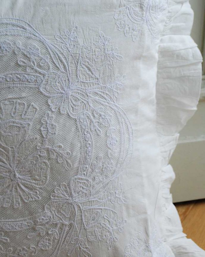 ファブリック(布)雑貨 インテリア雑貨 フランスらしい優雅なレースのクッション(コクシグル)。すぐに使えるクッション付き届いてすぐに使えるようにクッションも一緒に付いています。(cf-1143)