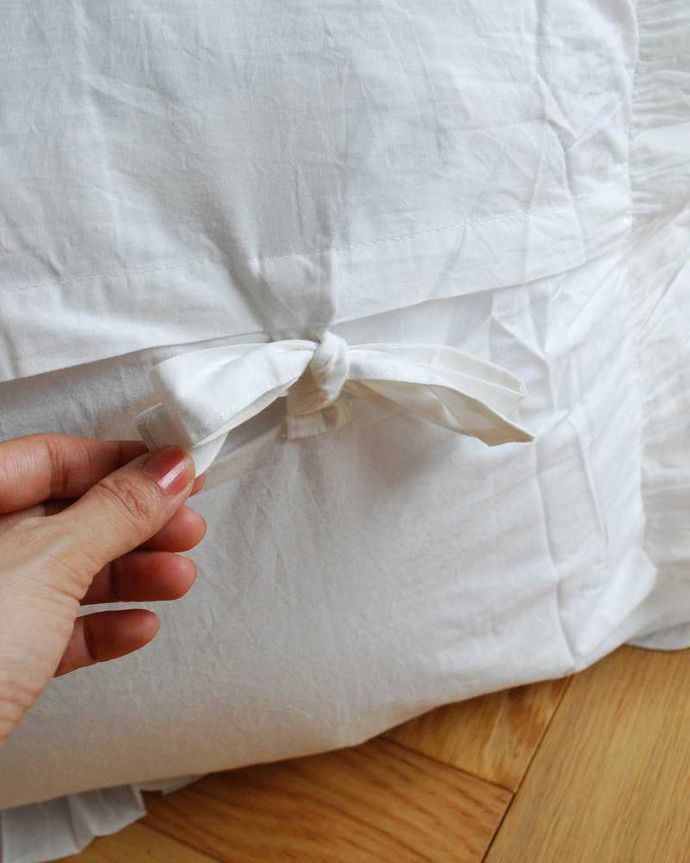 ファブリック(布)雑貨 インテリア雑貨 フランスらしい優雅なレースのクッション(コクシグル)。使い勝手もバッチリカバーは取り外しもカンタンに出来るので、汚れてもお洗濯も出来て安心です。(cf-1143)