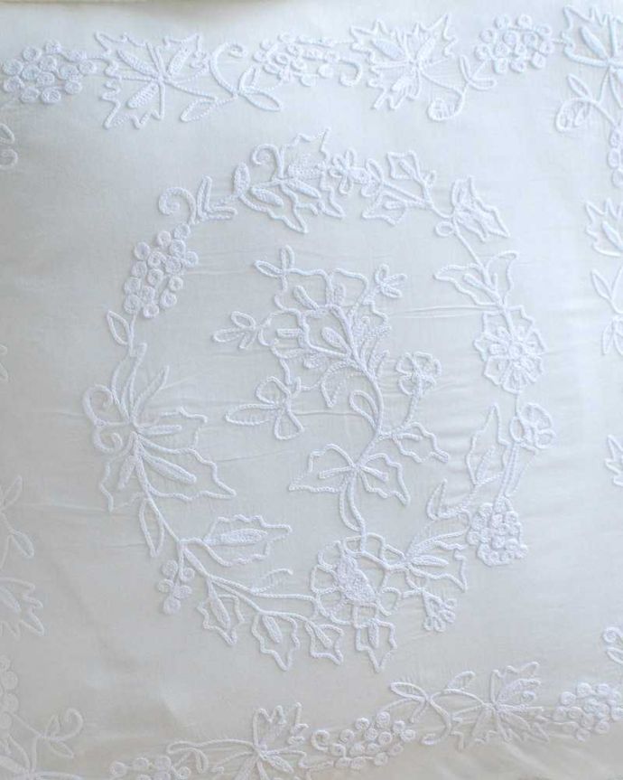 ファブリック(布)雑貨 インテリア雑貨 女性らしいフリルのかわいいクッション(コクシグル)。フランスらしい華やかな刺繍女性心をくすぐる優雅なデザインの刺繍は、さすがフランスらしいデザイン。(cf-1144)