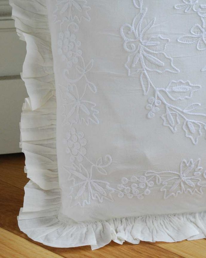 ファブリック(布)雑貨 インテリア雑貨 女性らしいフリルのかわいいクッション(コクシグル)。すぐに使えるクッション付き届いてすぐに使えるようにクッションも一緒に付いています。(cf-1144)